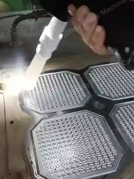 Dry Ice Blasting Machine | Industrial Dry Ice Cleaning Equipment 17 Deburring of metal molds