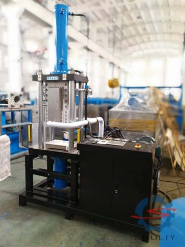 Dry ice block machine with horizontal vertical cylinder