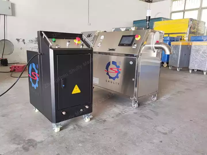 Dry ice pelletizer and dry ice blaster