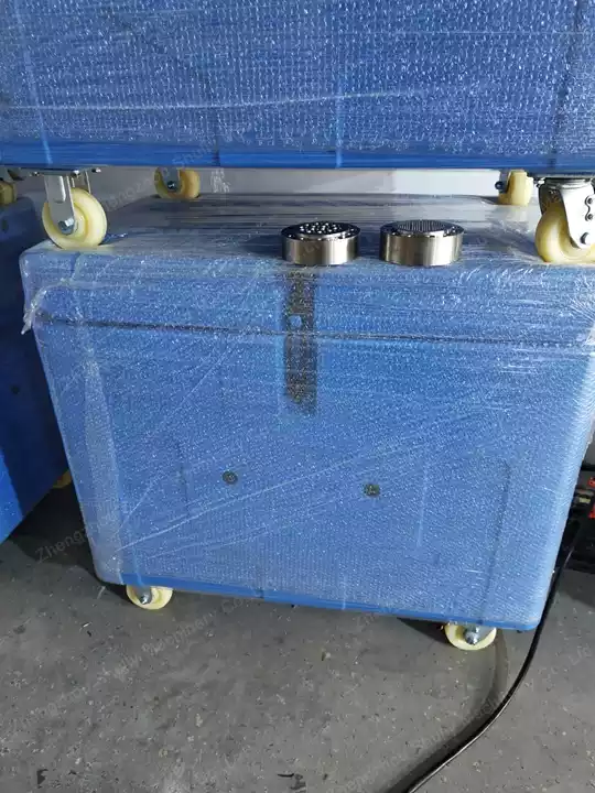 Dry ice box